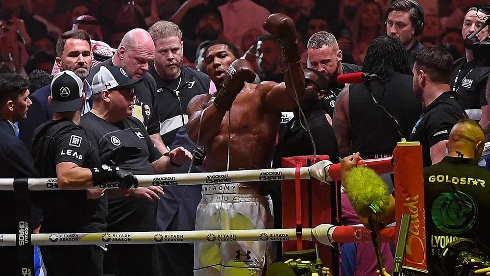 | Photo: AP : Saudi Arabia Boxing Joshua vs Ngannou